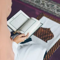 A-Muslim-woman-reading-the-Quran